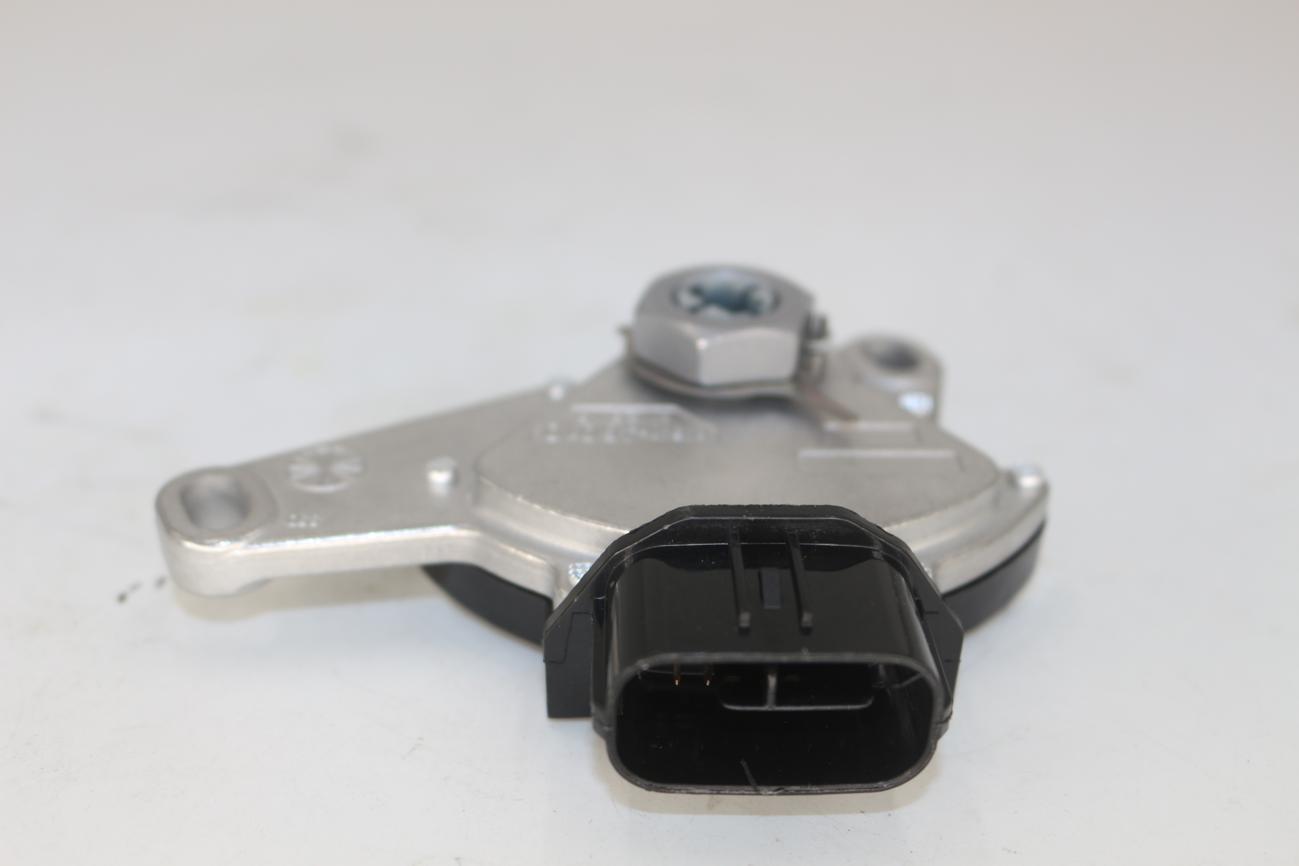 Spínač polohy převodovky 84540-46010 angle 5